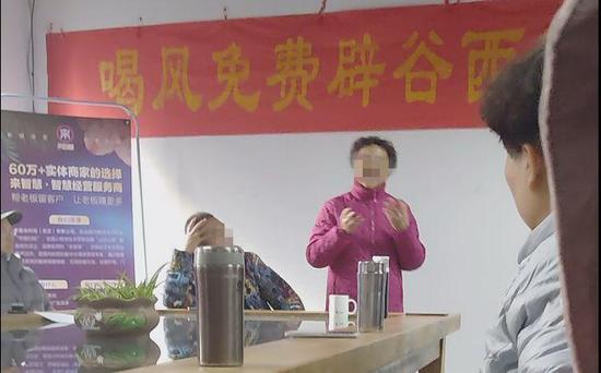 11月21日,喝风辟谷公司的线下见面会,辟谷学员分享自己的经历。