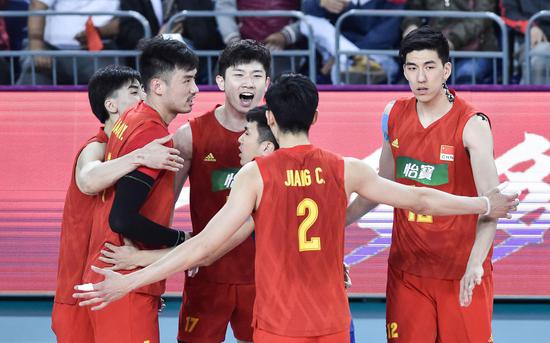 战胜卡塔尔队后,中国男排小伙子们拥抱庆祝。图/Osports