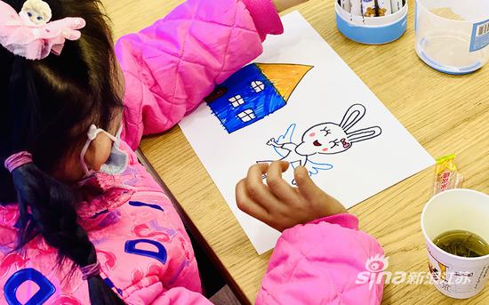 “2021益童暖冬行动”启动仪式上,孩子们画出自己的新年愿望
