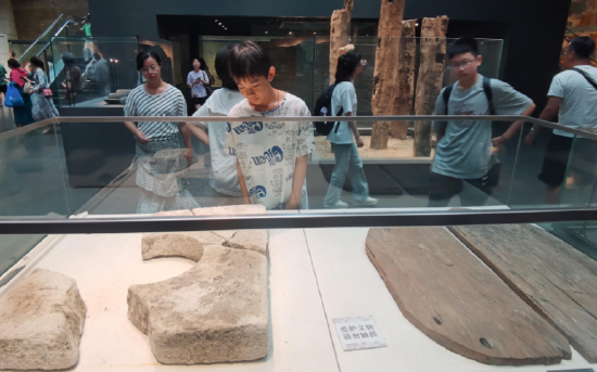 南京六朝博物馆内,不少学生在家长的陪伴下与文物对话。新华日报·交汇点记者 宋宁 摄
