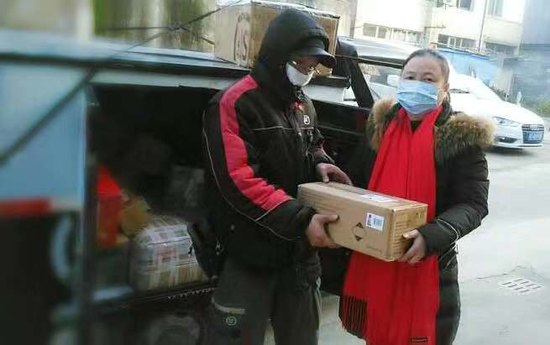 将捐赠物资交快递员运往武汉