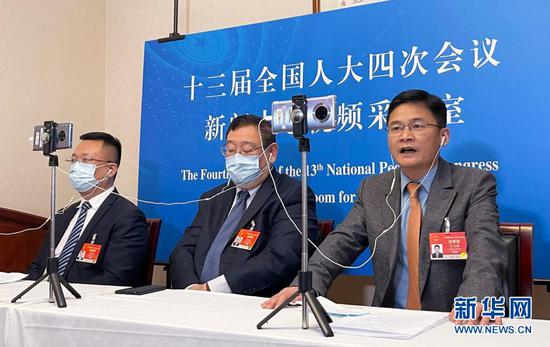 3月6日,全国人大代表在湖南代表团驻地接受视频采访。新华社记者 熊争艳 摄