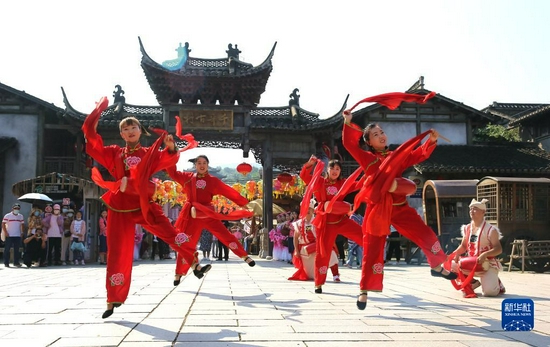 10月3日,在江苏镇江句容市宝华山国家森林公园,演员为游客表演腰鼓。新华社发(钟学满 摄)