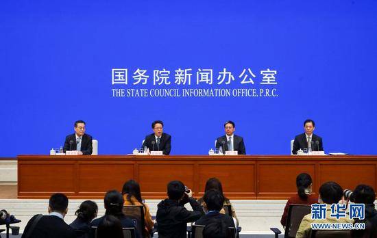 3月12日,国务院新闻办公室在北京举行新闻发布会,国务院港澳事务办公室常务副主任张晓明、副主任邓中华和全国人大常委会法制工作委员会副主任张勇介绍全国人民代表大会关于完善香港特别行政区选举制度的决定有关情况,并答记者问。新华社记者 殷刚 摄