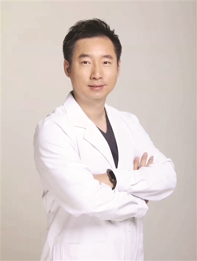 南京"小马哥"上央视 用比头发还细的针缝合鸽子蛋膜