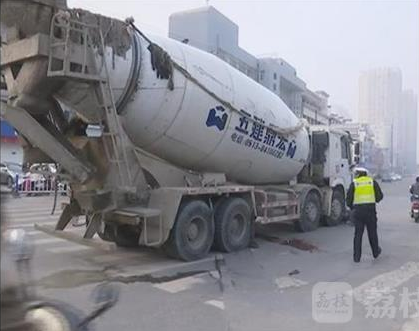 南通一搅拌车右转弯疑似产生盲区 卷倒电瓶车