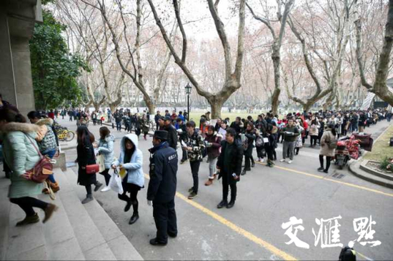 有你的影子吗?江苏2018硕考考场外的另一个