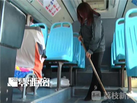 南京一市民乘公交时只顾玩手机 丢失9万元工资