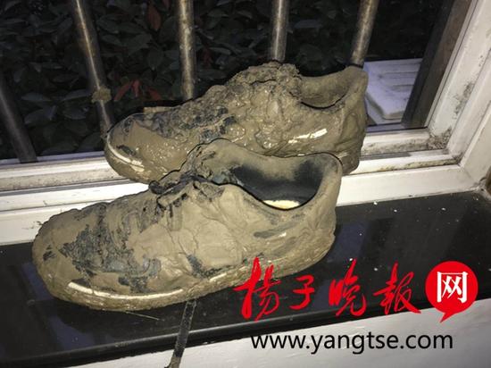 民警的鞋子成了“泥鞋”。禹洁 摄