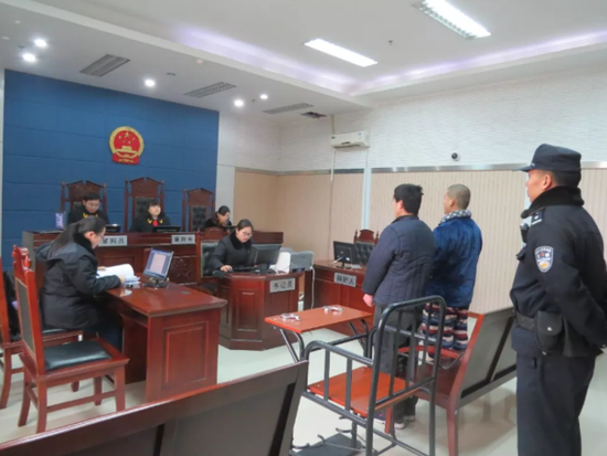 90后两男子用弹弓打汽车玻璃 12天盗取财物6