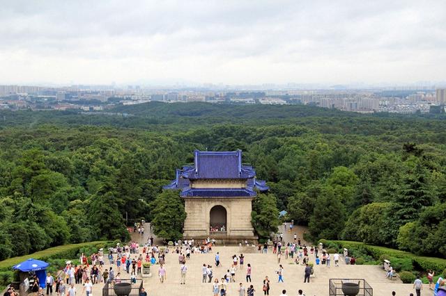 纪念孙中山先生逝世93周年 省暨南京市各界人士拜谒中山陵