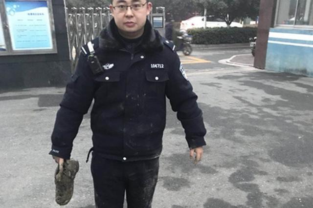 救人民警浑身泥巴,一只鞋也踩坏了。