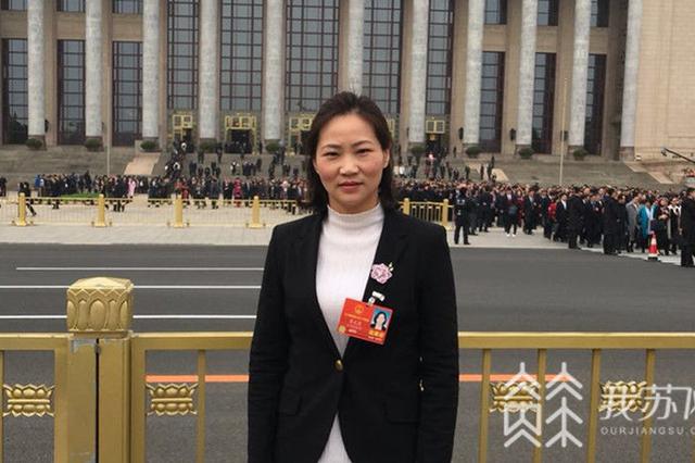 全国人大代表莫元花：针为笔线为墨 巧绣满园春