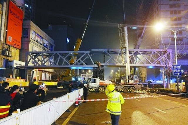 洪武路天桥昨夜吊装 200吨吊车100分钟架起主桥