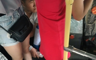 网爆长春195路公交车色狼偷拍女生裙底