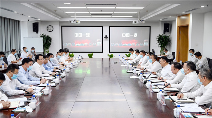 为深入贯彻习近平总书记视察吉林重要讲话重要指示精神,8月20日,吉林省委副书记、省长景俊海到中国一汽集团调研并主持召开座谈会。邹乃硕/摄