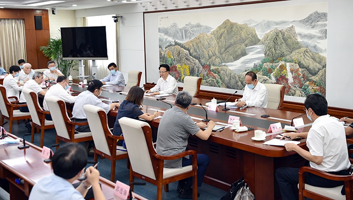 8月17日,吉林省委副书记、省长景俊海主持召开专家学者和企业家座谈会。邹乃硕/摄