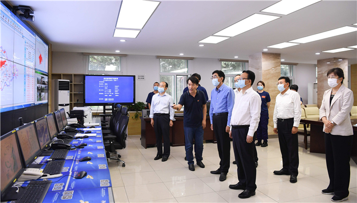 8月24日,全省防御台风工作视频会议在长春召开。会前,吉林省委书记巴音朝鲁,吉林省委副书记、省长景俊海等省领导来到吉林省应急管理厅指挥中心,通过卫星云图察看台风走向及对吉林省影响。宋锴/摄