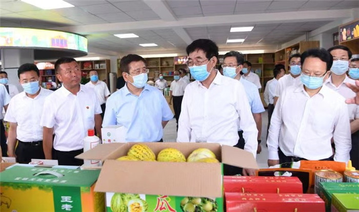 8月12日,参加全省实施乡村振兴战略现场推进会议人员在长春市九台区马鞍山田园综合体察看农村改革和脱贫攻坚成果展。宋锴/摄