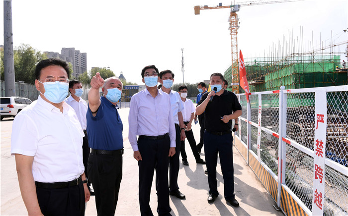 8月3日,巴音朝鲁在长春经开光电信息产业园(一期)项目地实地踏查建设情况。宋锴/摄