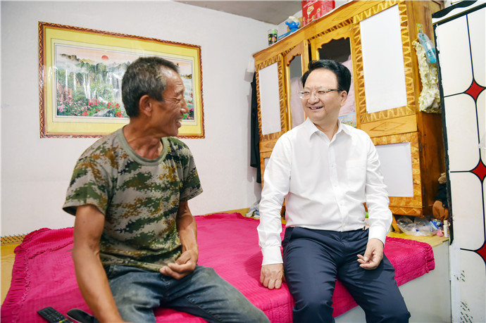 景俊海来到靖宇县三道湖镇向阳村脱贫户家中详细了解生活情况。邹乃硕/摄