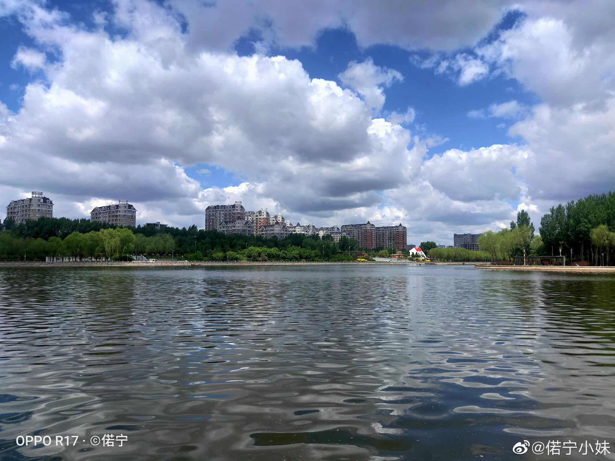 风回一镜揉蓝浅 雨过春城夏意浓