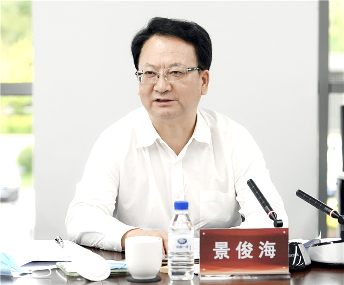 为深入贯彻习近平总书记视察吉林重要讲话重要指示精神,8月20日,吉林省委副书记、省长景俊海到中国一汽集团调研并主持召开座谈会。邹乃硕/摄