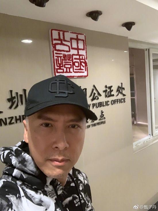 甄子丹在微博上发布了一张自拍照。图片来自艺人微博