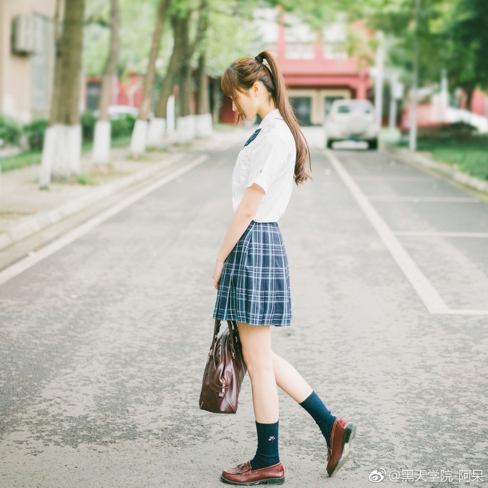 近日,四川音乐学院校花黑天学院-阿呆在微博晒出一组校服写真,清新