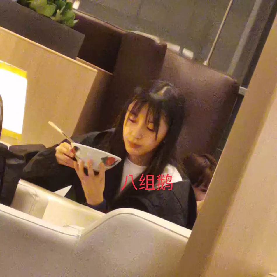 综艺明星吃面条 7pEJ-hsccyrs4887000.jpg