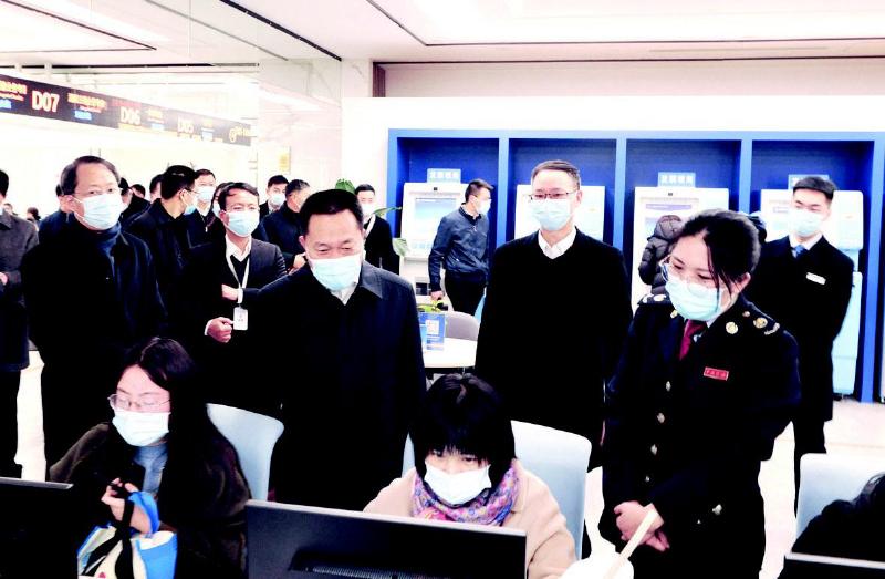 通化市委书记高志国与台州市委书记李跃旗一起在台州市行政服务中心实地考察。记者袁昊摄