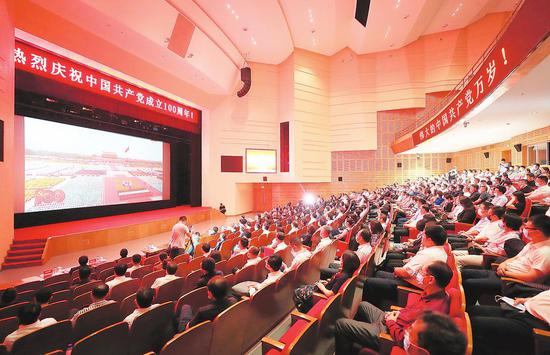 7月1日,吉林大学师生集中收看庆祝中国共产党成立100周年大会。