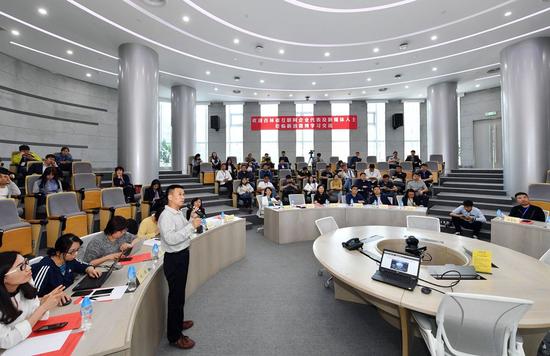 新浪微博党委副书记易小毅以PPT的形式做了《微博党建工作情况的汇报》
