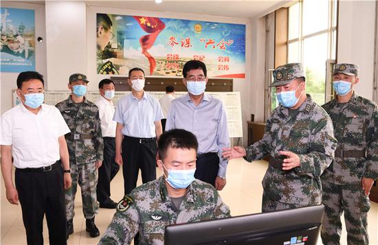 7月31日,吉林省委书记巴音朝鲁来到陆军第78集团军勤务支援第78旅教导大队,在培训教室了解官兵训练情况。