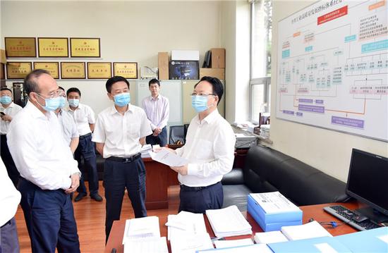 为深入贯彻习近平总书记视察吉林重要讲话重要指示精神,8月11日,吉林省委副书记、省长景俊海到吉林省工信厅调研。邹乃硕/摄