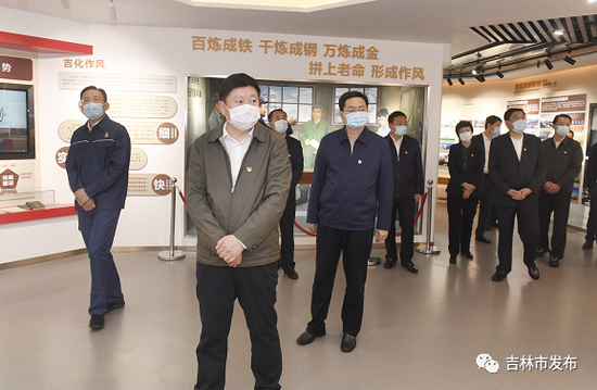 吉林市委书记贺志亮(左二),市委副书记、市长王路(左三)等市领导在吉林石化公司,参观公司展厅。