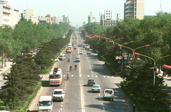 1992年,当时的斯大林大街。新华社发