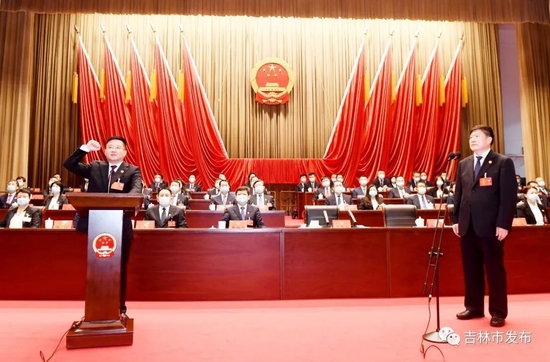 吉林市委书记贺志亮(右)监誓,吉林市市长王吉宣誓。
