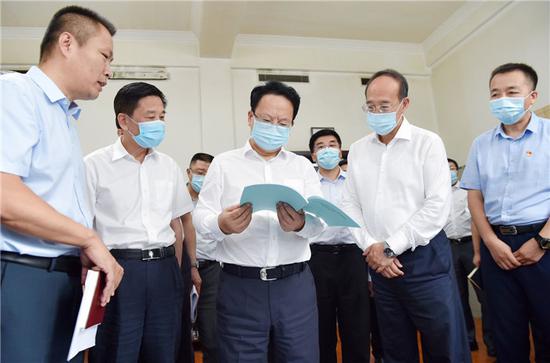 为深入贯彻习近平总书记视察吉林重要讲话重要指示精神,8月11日,吉林省委副书记、省长景俊海到吉林省工信厅调研。邹乃硕/摄