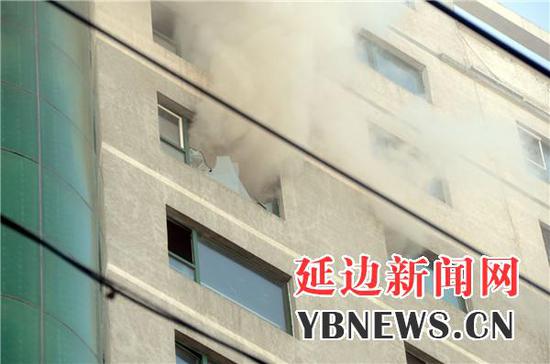 10月2日,延吉市龙延世家住宅小区15楼一住户家中起火。