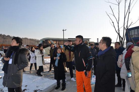 媒体记者在度假区俏天池休闲主题驿站参观