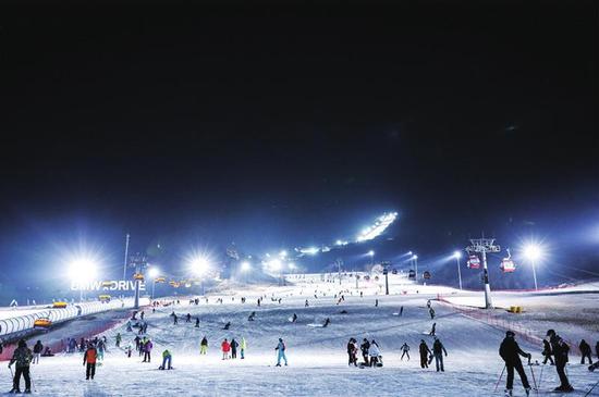 位于吉林市丰满区的万科松花湖滑雪场的夜滑现场