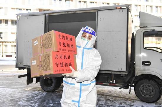1月30日,在通化市医护人员驻地,工作人员将生活物资搬运至驻地大堂。