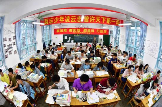 广西壮族自治区柳州市融水苗族自治县中学高三(6)班的同学们在教室里备考。新华社记者黄孝邦摄