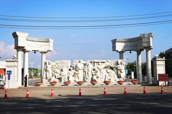校园大门,开启了你的大学生活,开启了你的精彩旅程……