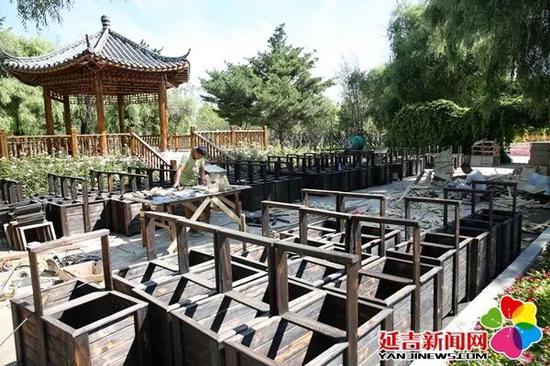 园区正在制作180套新式垃圾箱