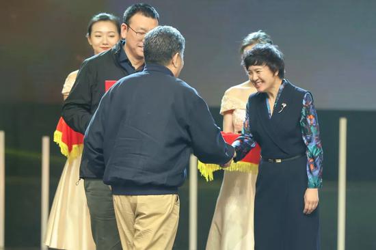 中国视协纪录片研究中心副主任、戏剧影视学院院长邹毅上台领奖
