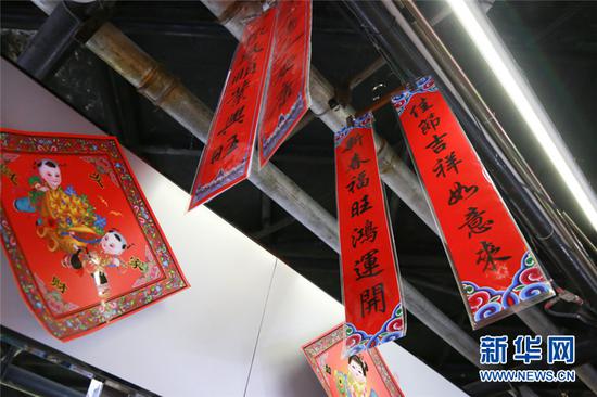 2月3日,长春市桂林路市场内悬挂着的春联。新华网史磊摄