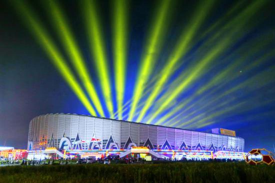美食周展地——珲春市人民体育场霓虹闪耀，华彩炫目。 本报记者 陈延龙 摄