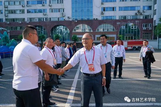 省委常委、宣传部长石玉刚到北京彩车现场慰问